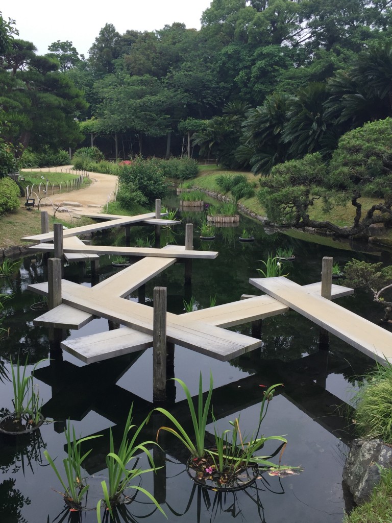 I absolutely love these little bridges in Japanese gardens. I loved the shape of this in Koraku-en