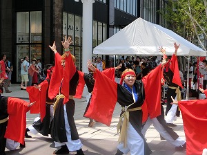 Dancing at the Uraja Odori in Okayama (photo courtesy of http://www.fluffyair.com/crow.html) 