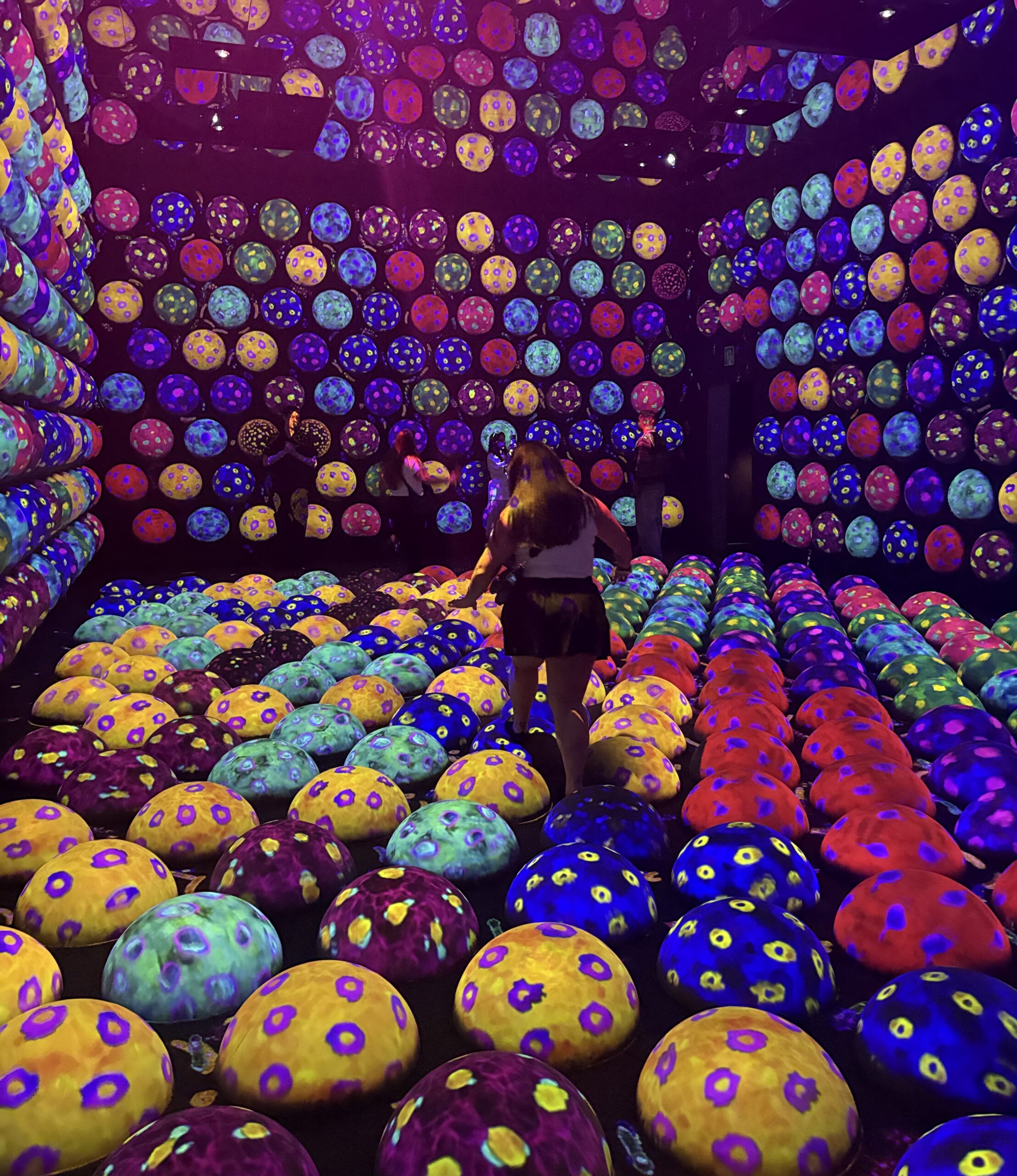 Colorful interactive bouncing spheres installation at teamLab Planets Tokyo